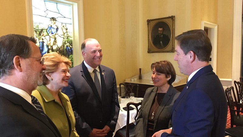 Fotografija: Slovenija si želi podpore ameriških političark, kot sta senatorki Amy Klobuchar (druga z desne)  in Debbie Stabenow (druga z leve). FOTO Rebecca Hammel/ US Senate Photographic Studio.