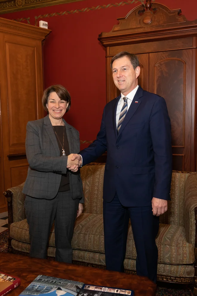 Demokratska senatorka Amy Klobuchar in zunanji minister Miro Cerar sta s stiskom rok potrdila tesnejšo povezavo med našo državo in morebitno prihodnjo ameriško predsedniško kandidatko.<br />
FOTO Rebecca Hammel/USA Senate Photographic Studio