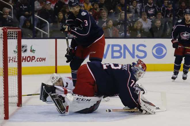 Sergej Bobrovskij, ruski vratar v dresu moštva Columbus Blue Jackets, je ubranil vse štiri strele Anžeta Kopitarja. FOTO: Reuters