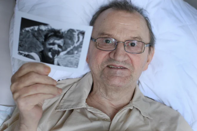 Ante Mahkota s svojo fotografijo iz leta 1960. FOTO: Jure Eržen/Delo