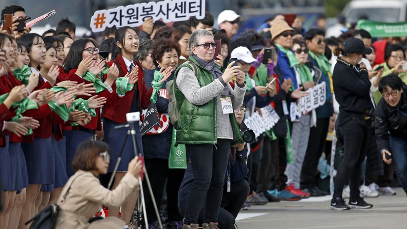 Fotografija: Za Delo je Zorana Baković (v zelenem) spremljala tudi zimske olimpijske igre v Južni Koreji. FOTO: Matej Družnik