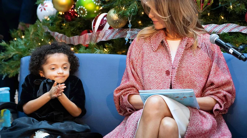 Fotografija: Ameriška prva dama Melania Trump bolanim otrokom bere knjigico 'Oliver the Ornament', med obiskom otroške bolnišnice v Washingtonu. Foto Jim Watson Afp