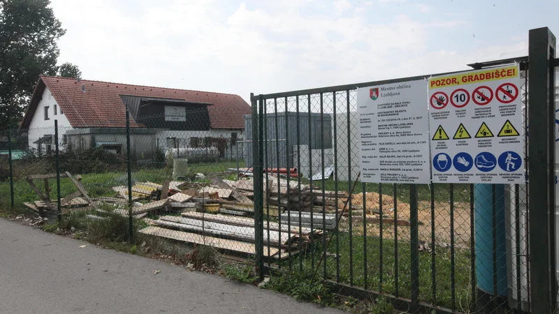 Fotografija: Zavetišče Gmajnice: gradnja novega zavetišča se bo nadaljevala. Foto Mavric Pivk