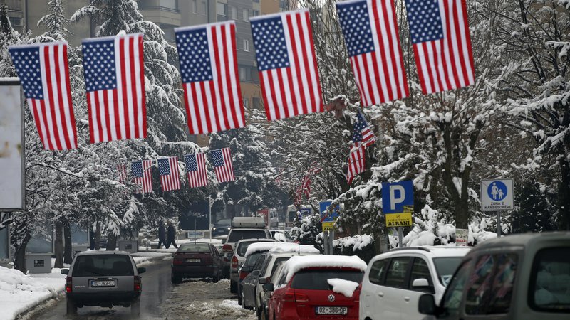 Fotografija: V Prištini so pred odločanjem o lastni vojski izobesili ameriške zastave. FOTO: Darko Vojinović/AP