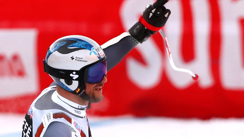 Fotografija: Aksel Lund Svindal je z dvignjeno roko pospremil svojo peto zmago v Val Gardeni, tretjo v superveleslalomu. FOTO: Alessandro Garofalo/Reuters