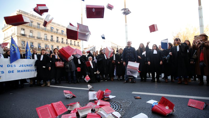 Fotografija: V Marseillu francoski odvetniki mečejo na kup zakonske akte, ki so jih protestno tudi zažgali na demonstracijah proti načrtovanemu zakonu o reformi pravosodja. Foto: Jean-Paul Pelissier/Reuters