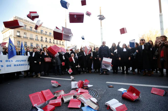 V Marseillu francoski odvetniki mečejo na kup zakonske akte, ki so jih protestno tudi zažgali na demonstracijah proti načrtovanemu zakonu o reformi pravosodja. Foto: Jean-Paul Pelissier/Reuters