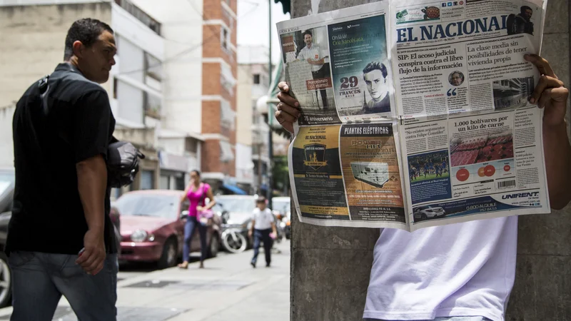 Fotografija: Zaradi omejenega dostopa do papirja, ki je posledica monopola oblasti nad osnovnimi surovinami in velike ekonomske krize, so v Venezueli ugasnili številni časopisi. Foto: Marco Bello/Reuters