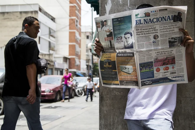Zaradi omejenega dostopa do papirja, ki je posledica monopola oblasti nad osnovnimi surovinami in velike ekonomske krize, so v Venezueli ugasnili številni časopisi.&nbsp;Foto: Marco Bello/Reuters