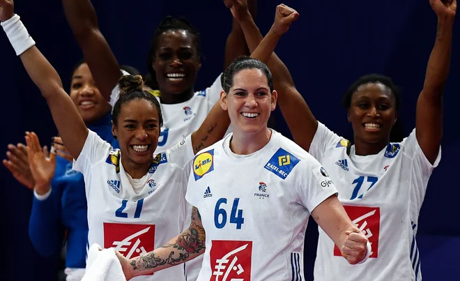 Veselje francoskih rokometašic po uvrstitvi v finale. FOTO: AFP