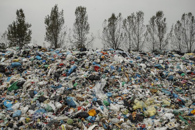 Te dni se Urša skupaj z drugimi člani društva poglablja v plastične odpadke v Sloveniji. FOTO: Uroš Hočevar
