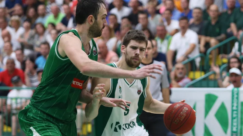 Fotografija: Paolo Marinelli (z žogo) je oktobra natresel Olimpiji 22 točk. Levo Mirza Begić. FOTO: Jože Suhadolnik Delo