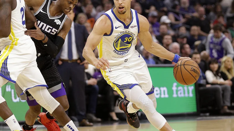 Fotografija: Steph Curry je dosegel 35 točk, roka se mu ni zatresla niti pri odločilnih dveh prostih metih 15 sekund pred koncem tekme, s katerimi je Golden State potrdil zmago v Sacramentu. FOTO: AP