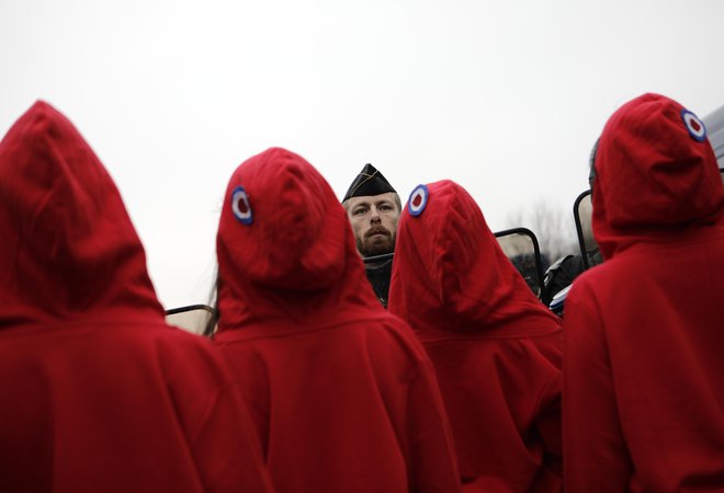 Aktivisti, oblečeni kot Marianne, simbol francoske republike. FOTO: Kamil Zihnioglu/Ap