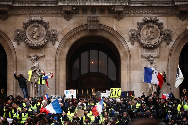 Protestniki v rumenih jopičih so francoskim oblastem postavili vrsto zahtev. FOTO: Christian Hartmann/Reuters
