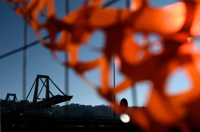 Viadukt se je v dolžini približno 100 metrov porušil med nevihto 14. avgusta. FOTO: AFP