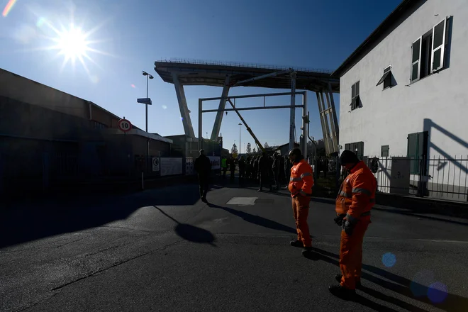 Ostanke viadukta je sodišče zapečatilo zaradi preiskave vzroka porušenja. FOTO: AFP