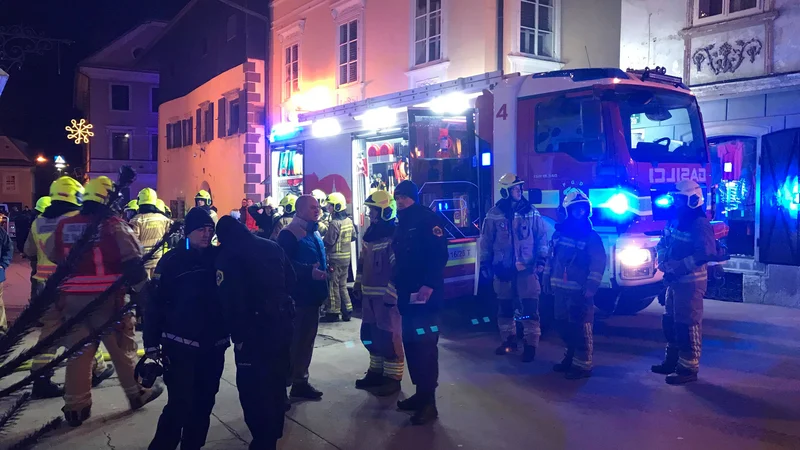 Fotografija: Okoli 20. ure je stekla obsežna intervencija gasilcev, vzporedno je stekla policijska preiskava. FOTO: Delo