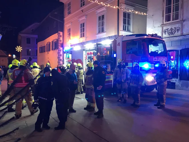 Okoli 20. ure je stekla obsežna intervencija gasilcev, vzporedno je stekla policijska preiskava.&nbsp;FOTO: Delo