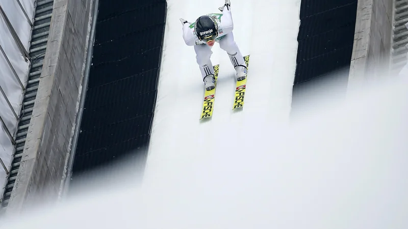 Fotografija: Peter Prevc je prvič v poolimpijski zimi ujel točke. FOTO: Matej Družnik/Delo
