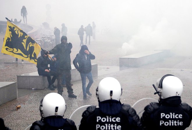 Sprva mirni protesti desničarskih skupin so se sprevrgli v nasilje. FOTO: Francois Lenoir/ Reuters