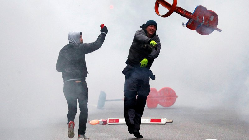 Fotografija: Sprva mirni protesti desničarskih skupin so se sprevrgli v nasilje. FOTO: Francois Lenoir/ Reuters