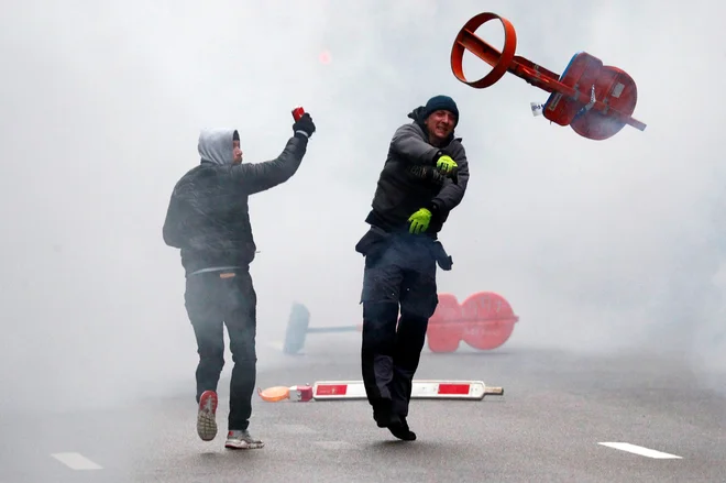 Sprva mirni protesti desničarskih skupin so se sprevrgli v nasilje. FOTO: Francois Lenoir/ Reuters