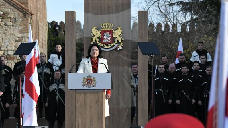 Fotografija: Predsednica Salome Zurabišvili se je rodila v Franciji družini gruzijskih pribežnikov. FOTO: Reuters/Irakli Gedenidze