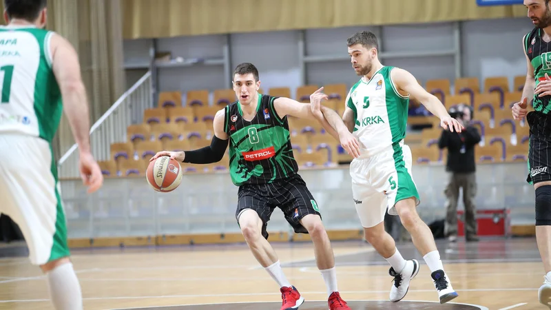 Fotografija: Aleksandar Lazić (z žogo) in Paolo Marinelli (ob njem) sta stopila v ospredje v odločilnih trenutkih derbija. FOTO: ABA