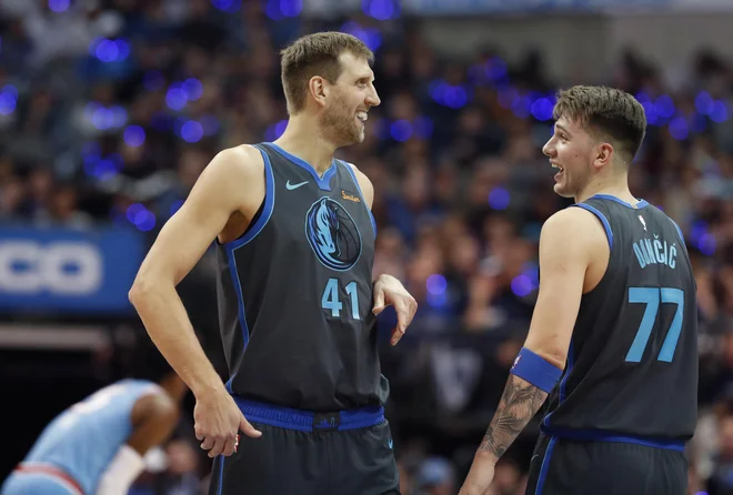 Dončiću je na igrišču štiri minute družbo delal tudi legendarni Dirk Nowitzki. FOTO: AP