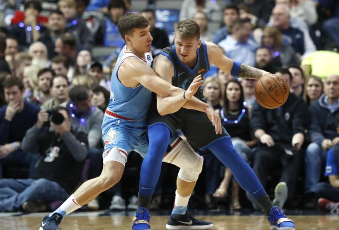 Luka Dončić v boju z Bogdanom Bogdanovićem. FOTO: AP