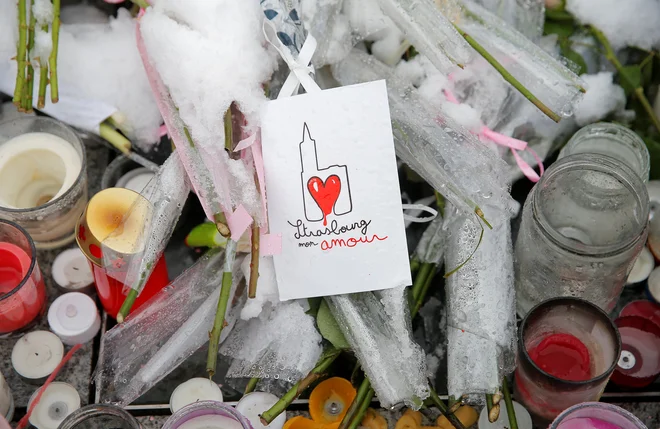 Na sliki je upodobitev strasbourške katedrale, pod katero piše »Strasbourg moja ljubezen«. FOTO: Vincent Kessler/Reuters