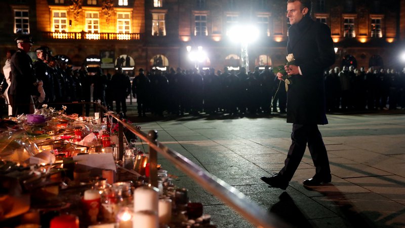Fotografija: Francoski predsednik Emmanuel Macron se je poklonil žrtvam strelskega napada v Strasbourgu. FOTO: Pool/Ap