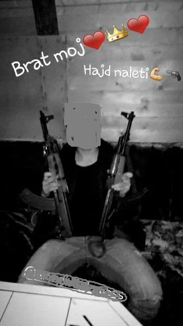 Osumljeni mladoletni državljan Kosova je na družbenih omrežjih objavljal svojo fotografijo z dvema avtomatskima puškama Kalašnikov. FOTO: Arhiv Pu Celje