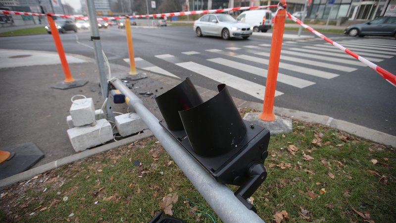 Fotografija: Podrt semafor na križišču Dunajske in Vilharjeve. FOTO: Jože Suhadolnik/Delo