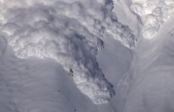Nevarnost snežnih plazov v gorah ni na najvišji stopnji, a previdnost ne bo odveč. FOTO: Reuters