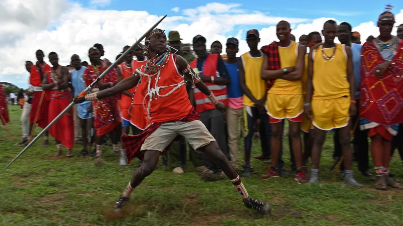 Fotografija: Član kenijskega plemena Masajev tekmuje v metu kopja, ki je alternativa tradicionalnemu metanju sulic med športnim dogodkom, ki so ga poimenovali kar olimpijske igre Masajev. Olimpijske igre so pobuda mednarodnih skupin za ohranjanje, ki se od leta 2012 odvijajo vsaki dve leti, da bi Maasajskim bojevnikom ponudili alternativo ubijanju levov kot del njihovega tradicionalnega obreda. Foto Tony Karumba Afp