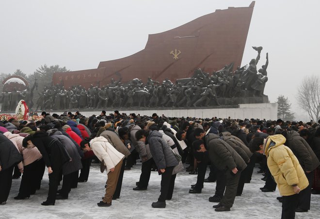 Drugi vodja severnokorejske države je po uradno dostopnih podatkih umrl 17. decembra 2011. FOTO: Dita Alangkara/Ap