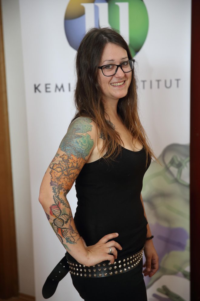 Tina Lebar ima na roki tetoviran TALE, CRISPR in logične funkcije. FOTO: Kemijski Inštitut