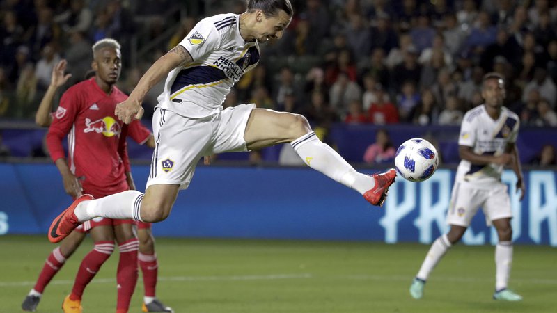 Fotografija: Zlatan Ibrahimović bo vsaj še eno sezono vztrajal v MLS. FOTO: Chris Carlson/AP