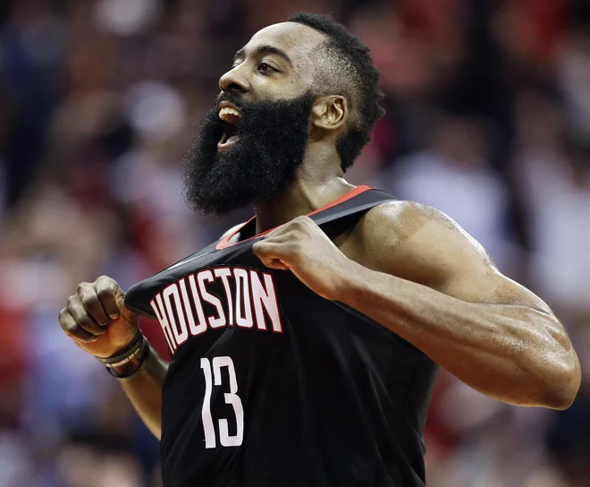 Takole se je James Harden razveselil odločilne trojke tik pred koncem. FOTO: Eric Christian Smith/AP