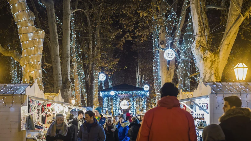 Na Zrinjevcu res izstopi na tisoče luči in z njimi vrvež ob belih sejemskih hišicah. FOTO: Cropix