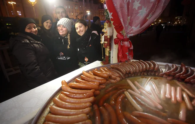 Klobasice in kuhano vino so temelj ponudbe v belih hišicah. FOTO: Cropix