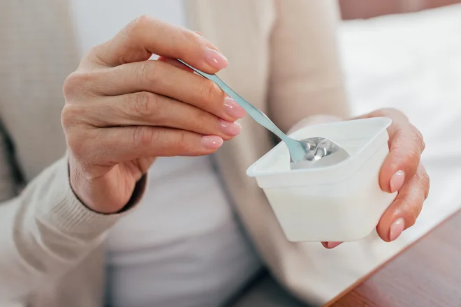 Sadni jogurti povprečno vsebujejo 7,6 gramov sladkorja v 100 gramih, kar je po mnenju Zveze potrošnikov Slovenije še vedno preveč. FOTO: Lightfieldstudios Getty Images/iStockphoto