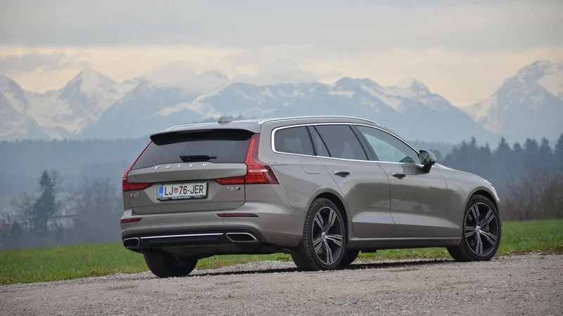 Fotografija: Volvo V60 je narejen povsem na novo, je zelo všečen večji, a le ne zelo velik karavan.