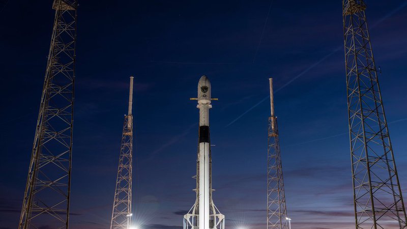 Fotografija: Falcon 9 pripravljen na vzlet s Floride. FOTO: SpaceX