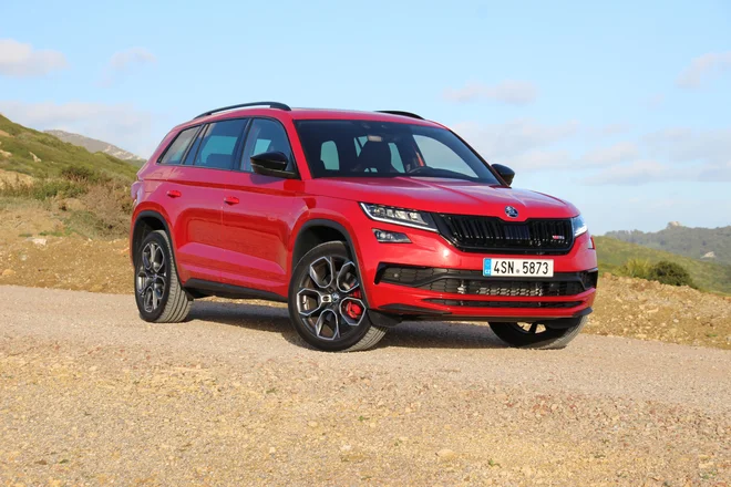S skoraj 20-centimetrsko oddaljenostjo od tal je kodiaq RS suveren tudi na slabših podlagah.
