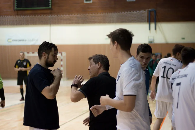 Bojan Čotar (v sredini) še nima poraza na klopi ekipe z Galjevice. FOTO: MRK Ljubljana.