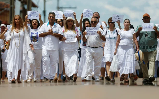 Podporniki brazilskega zdravilca so se zbrali na demonstracijah v v kraju Abadiania FOTO: Reuters