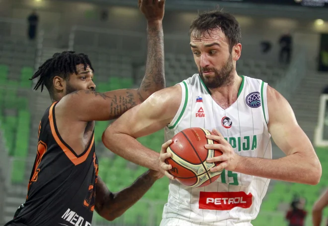 Mirza Begić je gospodaril pod košem. FOTO: Roman Šipić/Delo